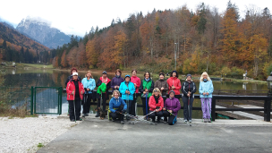 Mit einer Gruppe Nordic Walking pausierend am See